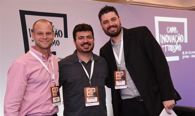 Philippe Figueiredo, coordenador de startups do Sebrae Nacional, entre José Guilherme Alcorta e Renê Castro, da PANROTAS
