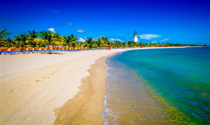 Belize é famosa pelas águas cristalinas cercadas por uma areia branca e fina