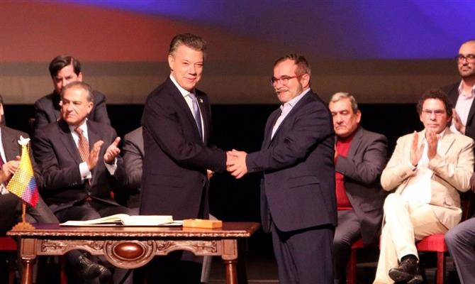 O presidente colombiano, Juan Mnuel Santos, e o líder das Farc nas negociações, conhecido como Timoleón Jiménez ou Timochenko, na assinatura do acordo de paz