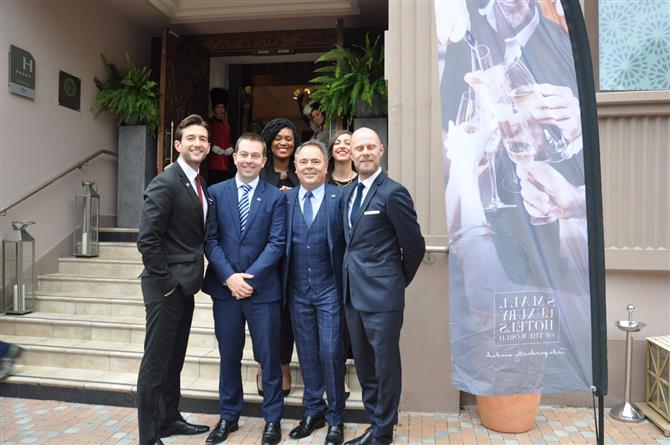 Ao centro, Tim Davis, VP Brand, e Filip Boyen, CEO, com a equipe do Small Luxury Hotels of the World