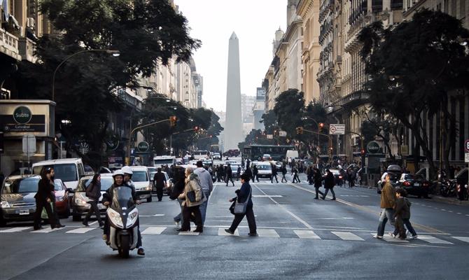 Obelisco em Buenos Aires, visto da avenida Corrientes