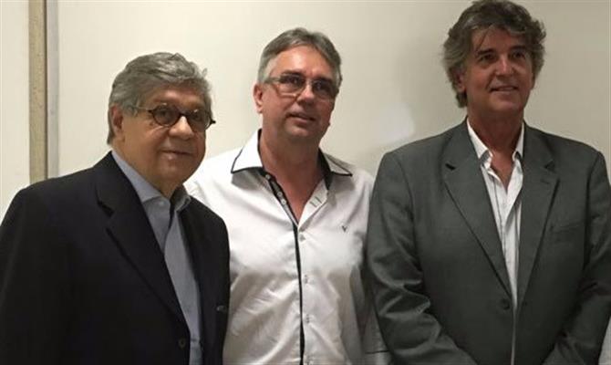 Paulo Gaudenzi, diretor-secretário, e Luiz Leão, vice-presidente, ladeiam Roberto Duran, presidente da CBTur 