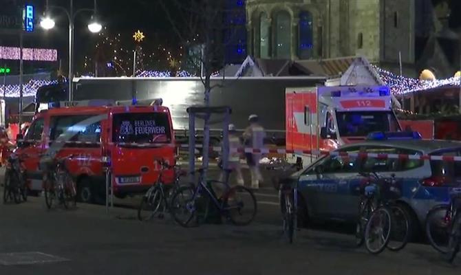 Caminhão invade mercado natalino em Berlim, deixa 48 feridos e 12 mortos