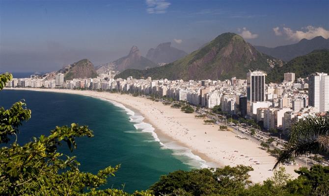 Com o calor, a alternativa dos turistas é correr para as praias no final do ano, como a de Copacabana (RJ)