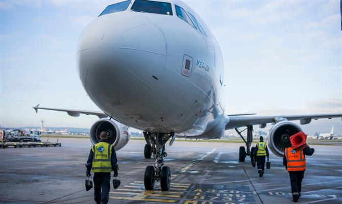 Trabalhadores de handling averiguam aeronave no aeroporto de Lisboa. Profissionais entrarão em greve após o Natal