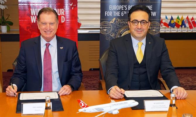 Paul Margis, CEO da Panasonic Avionics Corporation, e Ilker Aici, presidente do Conselho de Administração e do Comitê Executivo da Turkish Airlines