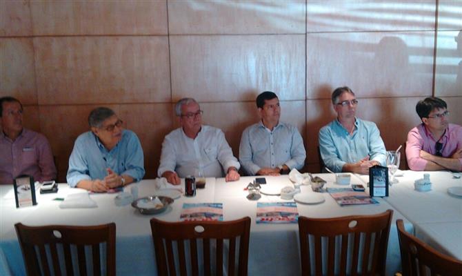 Érico Mendonça, ao centro, foi homenageado ontem (27) com um almoço promovido pelo Conselho Baiano de Turismo, o CBTur