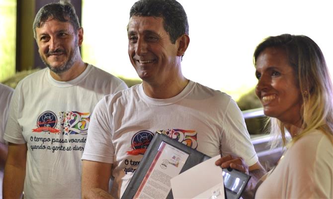Ao centro, o CEO do parque, Rogério Siqueira, recebendo o selo especial de comemoração de 25 anos do Beto Carrero feito pelos Correios