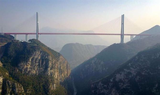Ponte Beipanjiang, inaugurada no último mês com a marca de mais alta do mundo, deve ajudar no tráfego durante o Chunyun chinês