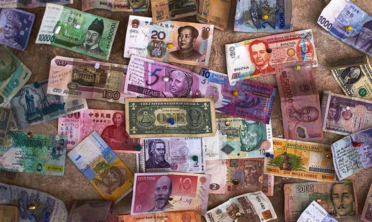 A divisa encerrou o mês de abril cotado a R$5,65 e o BACEN manteve o ritmo de redução da projeção do dólar, cotado em R$5,90 ao final do ano