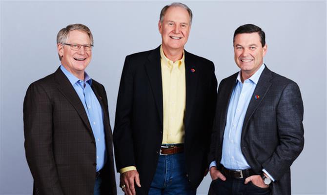 Gary Kelly, CEO da Southwest (no centro), ladeado pelas novas lideranças: Michael Van de Ven (COO, à esquerda) e Thomas Nealon (presidente, à direita)