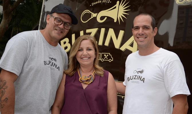 A diretora de Marketing e Comunicação da Azul, Claudia Fernandes, ladeada pelos chefs Márcio SIlva e Jorge Gonzalez, do Buzina Food Truck