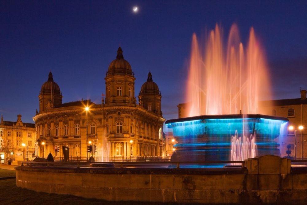 Queens Gardens Water Fountain e o Museu Marítimo em Hull, Yorkshire, Inglaterra