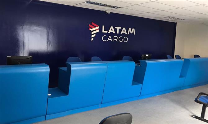 Balcão de atendimento do novo Terminal de Cargas da Latam Cargo, em Fortaleza (CE)