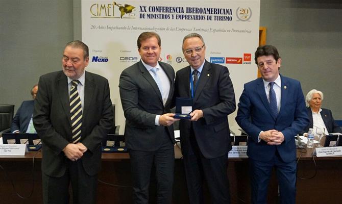 O ministro do Turismo, Marx Beltrão, recebeu medalha da organização da Cimet pela participação do Brasil em edições anteriores da feira