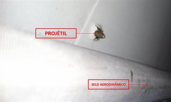 O detalhe de onde a asa do avião foi atingida