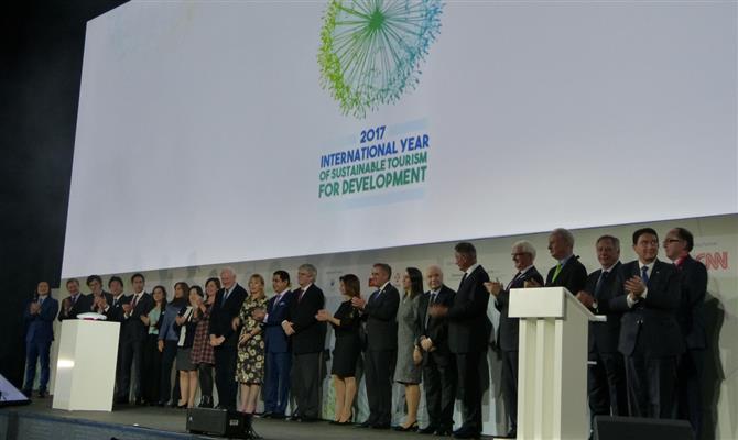 Empresários e autoridades de turismo após o lançamento oficial do Ano Internacional do Turismo Sustentável para o Desenvolvimento 