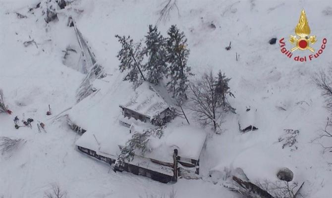 Vista aérea do Hotel Rigopiano poucas horas após a avalanche  