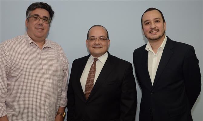 O presidente da Abrat GLS, Marcelo Michieletto, entre o diretor de Comunicação, Liberado Junior, e o diretor de Marketing, Ricardo Hida
