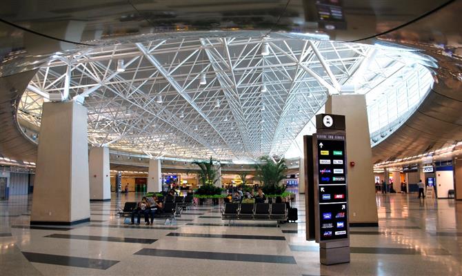 Aeroporto Internacional de Miami retomará atividades após furacão que atingiu a Flórida