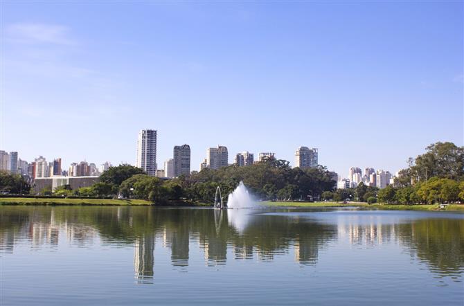 O parque do Ibirapuera é um pontos turísticos mais visitados da cidade