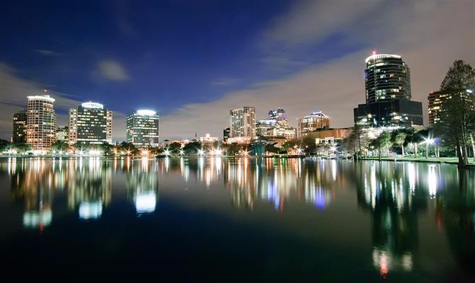 A cidade de Orlando, na Flórida, vista de noite