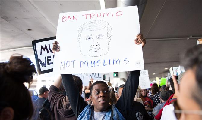Protestos tomaram o aeroporto de Los Angeles. No cartaz, manifestante pede o banimento de Trump, não de muçulmanos (original https://flic.kr/p/RtWi6T)