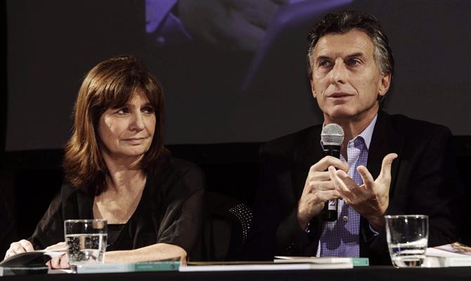 Patricia Bullrich, ministra de Segurança argentina, ao lado do presidente argentino. Fonte: http://bit.ly/2jvzykn