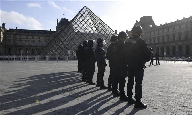Paris, capital da França, um dos destinos afetados pelo terrorismo