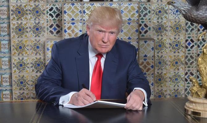 O republicano Donald Trump apoia a proibição de imigrantes dos sete países e, em outras medidas, a criação de um muro na fronteira com o México