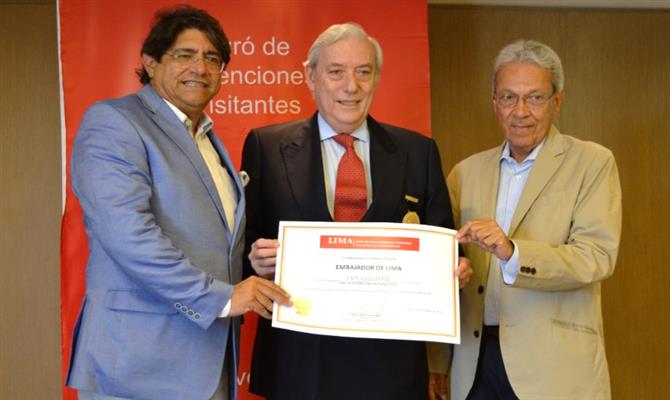Ian Gillespie, diretor da Avianca, recebe o título de embaixador de Lima de Carlos Canales e Jose Luiz Da Cunha, presidente e diretor do CVB de Lima