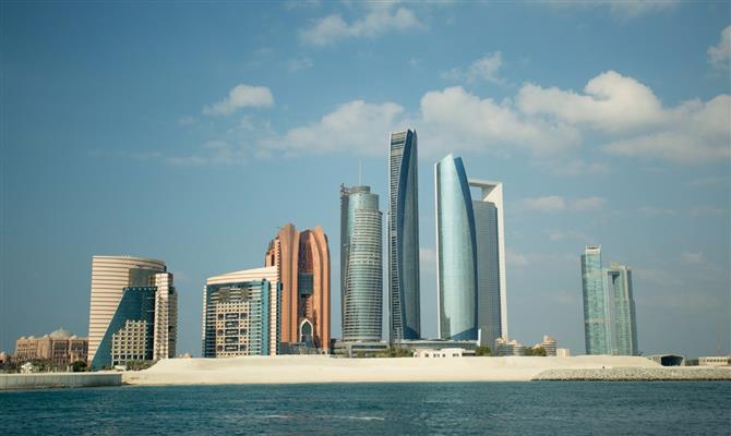 Abu Dhabi remove quarentena de visitantes vacinados
