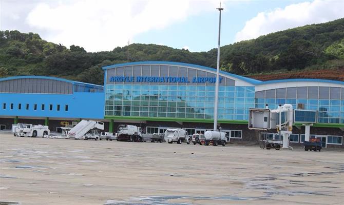 Após 6 anos de atraso, aeroporto está pronto e já opera voos no leste de Saint Vincent e Granadinas, país localizado nas Pequenas Antilhas