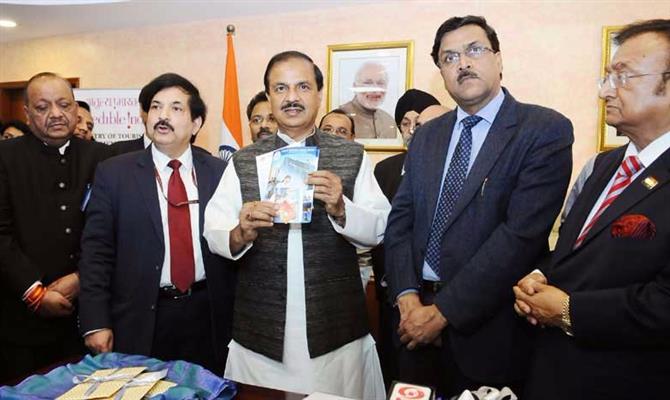 O ministro do Turismo e Cultura Mahesh Sharma e outros funcionários durante o lançamento dos cartões SIM gratuitos pré-carregados em Nova Deli