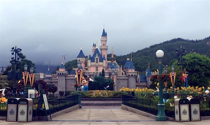 O castelo da Hong Kong Disneyland passou por repaginação para celebrar o 15º aniversário do parque