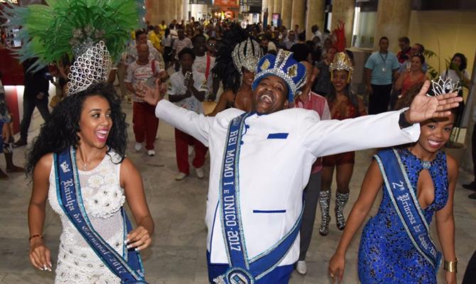 Rainha, Rei Momo e Princesa do carnaval do Rio recepcionam turistas 