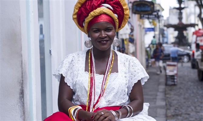 Representando a cultura africana, as baianas de Salvador desfilaram do Pelourinho até até a Praça Municipal na abertura do carnaval em Salvador