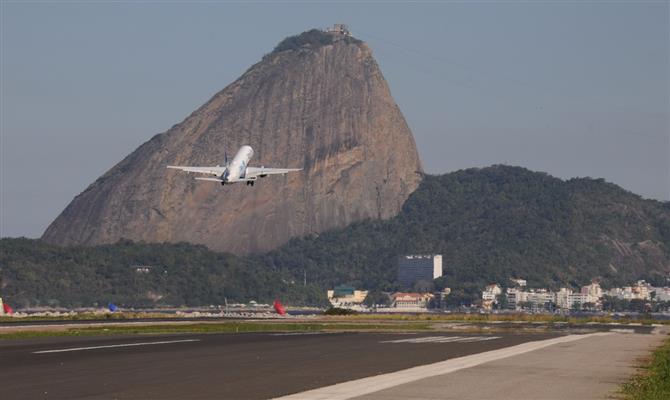 Avião da Azul decola em Santos Dumont, no Rio de Janeiro