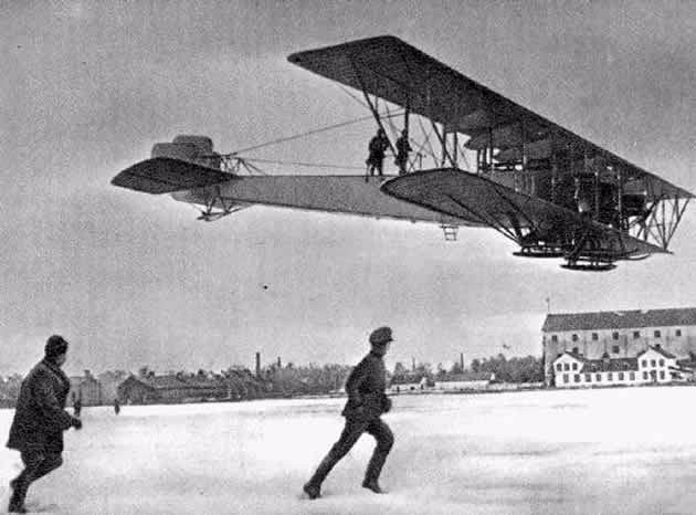 Sikorsky Ilya Muromets, o primeiro avião desenvolvido para transportar passageiros; acabou sendo usado na Primeira Guerra Mundial pelo Império Russo