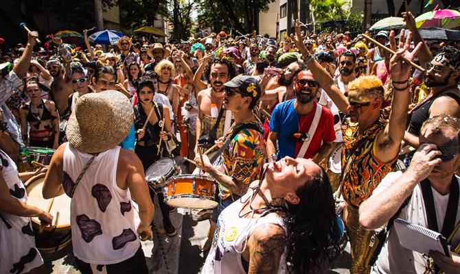 Foliões curtem o carnaval de BH ao som da bateria do bloco Mama na Vaca