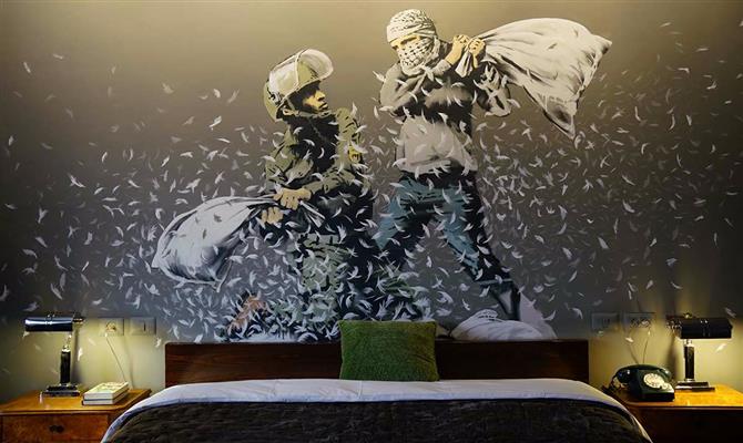 Obra de Banksy retrata soldado israelense e um palestino em uma briga de travesseiros