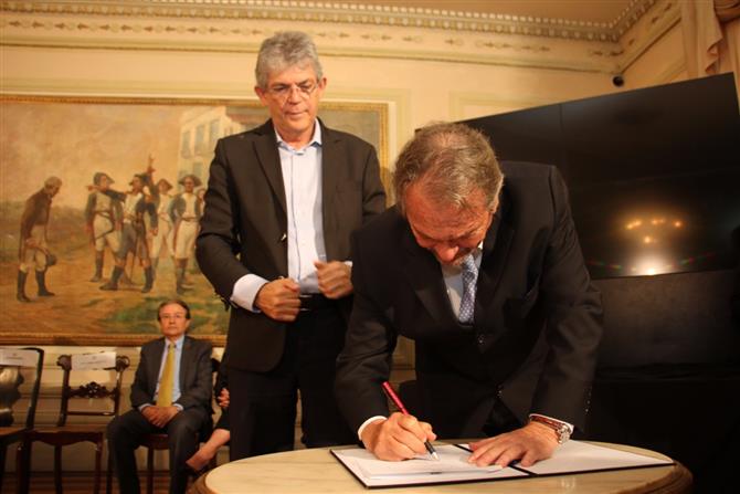Alberto Fajerman, da Gol, assinando o acordo feito com a Paraíba, representado pelo governador Ricardo Coutinho