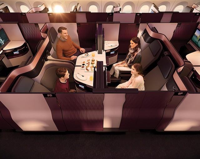 Passageiros podem unir quatro assentos em uma suíte privada, com TVs e mesas no centro