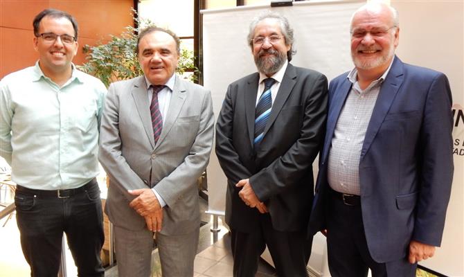 Glauber Santos, coordenador da pesquisa, Gaudêncio Torquato, José Francisco de Souza Pinto, do Sindetur-SP, e Marciano Freire, presidente da Ipeturis,