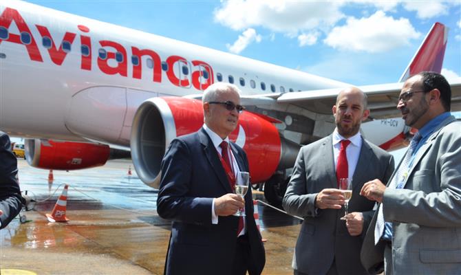 O VP e o presidente da Avianca Brasil, Tarcísio Gargioni e Frederico Pedreira, celebram chegada do voo inaugural da Avianca Brasil com o superintendente da Infraero - Aeroporto de Foz do Iguaçu, Joacir Araújo