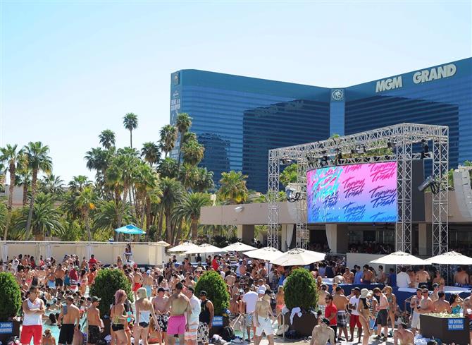 Wet Republic agita as tardes no MGM Grand com presença de DJs renomados, como Calvin Harris