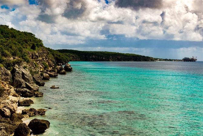 Com suas águas claras em tom azul turquesa, Curaçao atrai visitantes interessados em praticar snorkel e mergulho 
