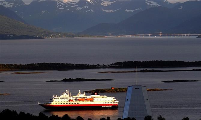 Parando em 34 portos, o Hurtigruten é outra opção para conhecer a costa norueguesa com tranquilidade