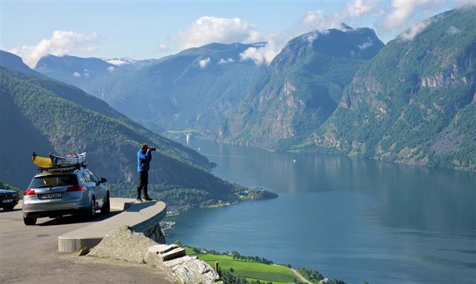 Viajar de carro na Noruega, além de fácil, é prazeroso. São 18 rotas turísticas e carros que já vêm equipados com GPS