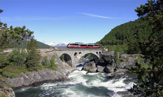 Viagens de trem são um capítulo à parte na experiência de vivenciar a natureza norureguesa